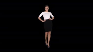 Glamour moda kadını esmer, güvenle yürüyor, Alpha Channel.