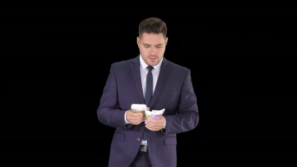 Muž v obleku a odpočítávání peněz, alfa kanál — Stock video