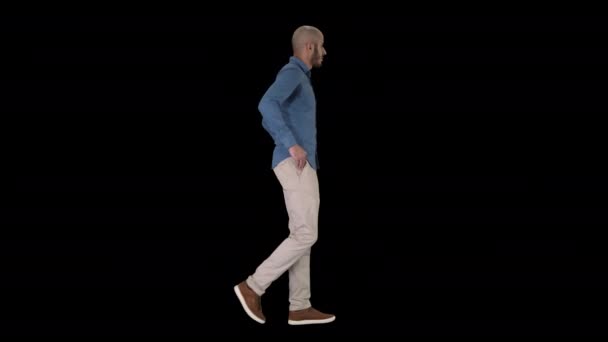 Confiant dans son style modèle walkin avec les mains dans les poches, Alpha Channel — Video