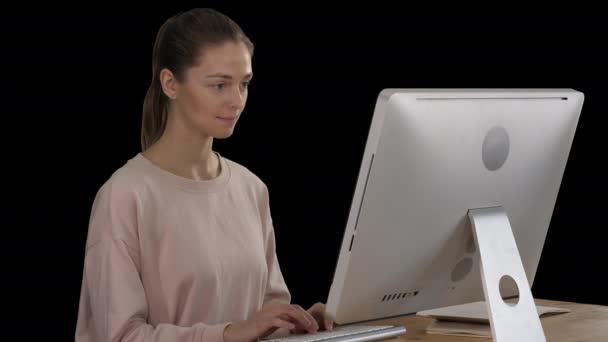 Freelancer mulher está trabalhando em um novo projeto no computador, Alpha Channel — Vídeo de Stock
