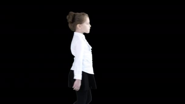 Niña en uniforme escolar caminando por el canal Alfa — Vídeos de Stock