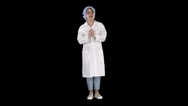 Leende söt läkare kvinna pratar med kamera, alfakanal — Stockvideo