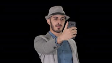 Günlük kıyafetleriyle yürüyen ve özçekim yapan Arap bir adam, Alpha Channel.