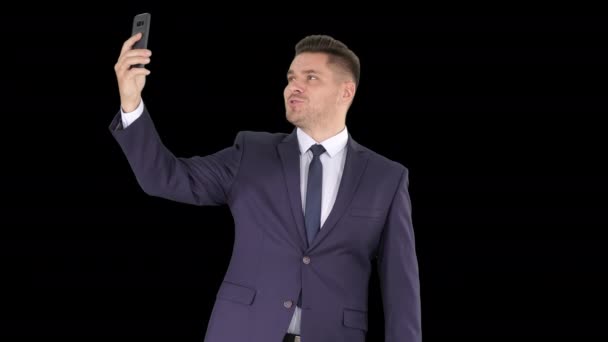 Счастливый молодой привлекательный бизнесмен записывает видеоблог со своего телефона, Альфа-канал — стоковое видео