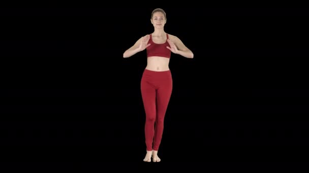 Młoda kobieta oddycha świeżym powietrzem Przygotowuje się do jogi, Alpha Channel — Wideo stockowe