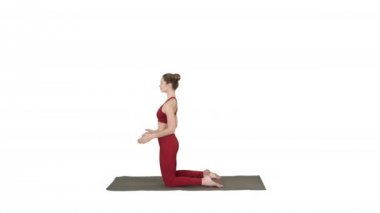 Sportif güzel genç kadın yoga, Ushtrasana yapıyor, Beyaz arka plan üzerinde Camel Pose.