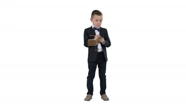 Tillbaka till skolan Little Boy sätta ner idéer om vit bakgrund. — Stockvideo