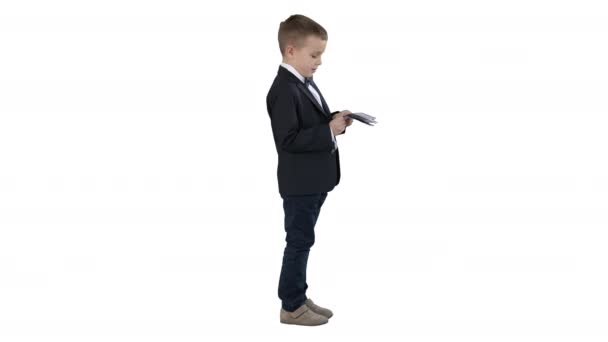 Kleine jongen in zwart pak telt geld op witte achtergrond. — Stockvideo