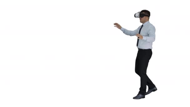 Homme d'affaires en réalité virtuelle casque marche dans le monde virtuel sur fond blanc.