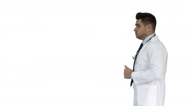 Проходящий врач-мужчина проходит мимо на белом фоне. — стоковое видео