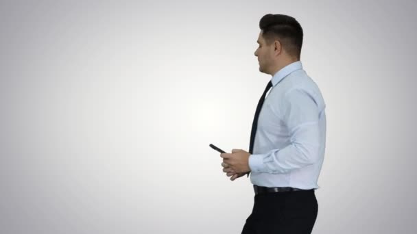 Knappe man neemt een selfie snelle selfie op gradiënt achtergrond. — Stockvideo