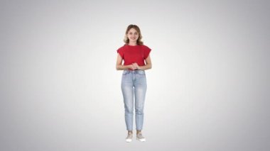 Güzel kadın sunucu gradyan arka planda sol ve sağından hayali görüntüler gösteriyor.