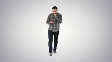 Şaşırmış genç adam telefon tutuyor ve degrade arka plan üzerinde mesaj okuyor.