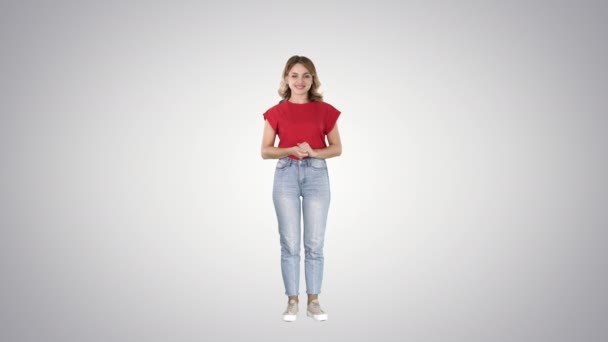 Mooie vrouw presentator met imaginaire beelden van haar linker en rechter op gradiënt achtergrond. — Stockvideo