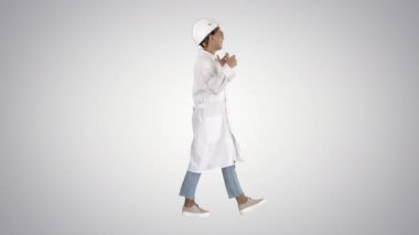 Kadın mühendis walkin ve degrade arka plan üzerinde duygusal konuşuyor.