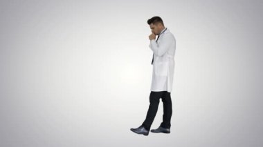 Yorulan doktor degrade arka plan dan geçiyor.