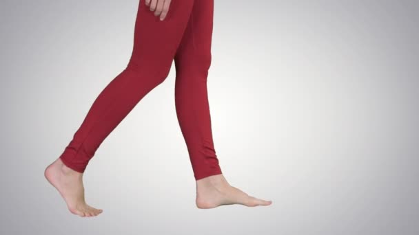 Womans benen är nakna och tar steg yoga på gradient bakgrund. — Stockvideo