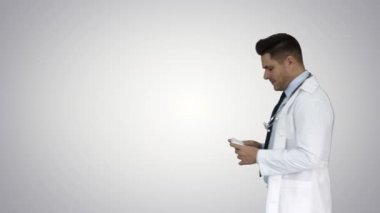 Doktor vitamin sunma ve degrade arka planda kamera hakkında konuşmak.