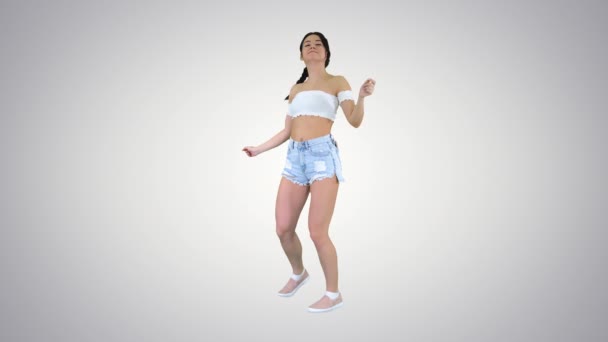 Lány táncol és aswering a hívást a telefon a gradiens háttérben. — Stock videók