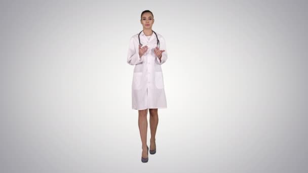 Vrouwelijke therapeut consulting op gradiënt achtergrond. — Stockvideo