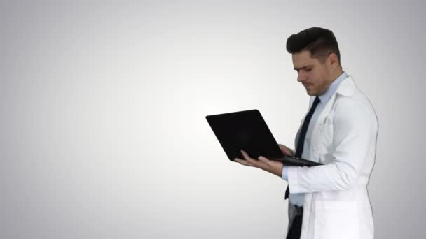 Доктор показує результати в ноутбуці на градієнтному фоні . — стокове відео