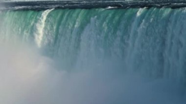 Düşen su ve sis. Niagara.