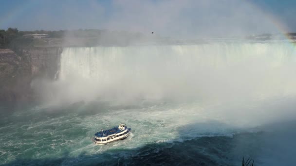 Bateau de croisière près de la grande chute de fer à cheval, chutes Niagara — Video