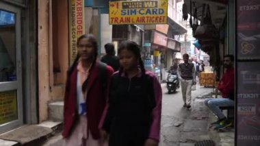 Delhi, Hindistan - 15 Aralık 2017: Kalabalık sokak.