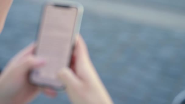 Close-up van een man met behulp van mobiele smartphone. — Stockvideo