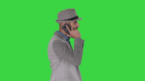 Uomo arabo in camminata casuale e fare una telefonata su uno schermo verde, Chroma Key . — Video Stock