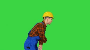 Yeşil Ekran, Chroma Key 'de güvenlik şapkalı genç inşaat işçisinin funky dansı..