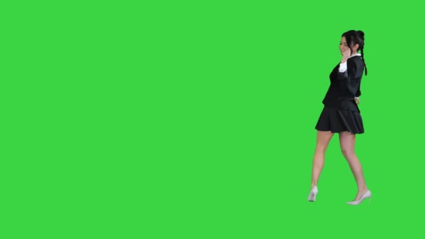 Chica atractiva activa caminando y bailando en una pantalla verde, Chroma Key. — Vídeos de Stock