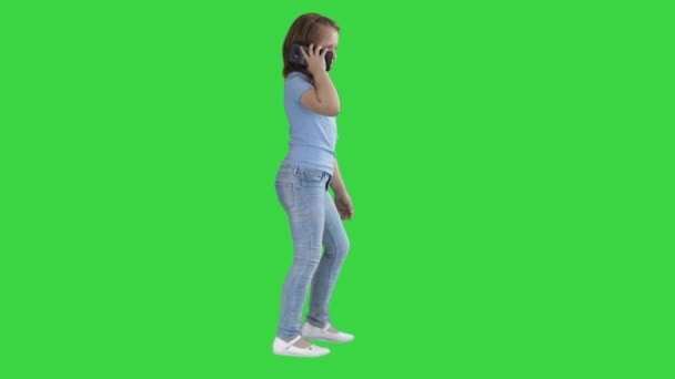 Mädchen telefoniert mit ihrer Mutter auf einem grünen Bildschirm, Chroma-Taste. — Stockvideo