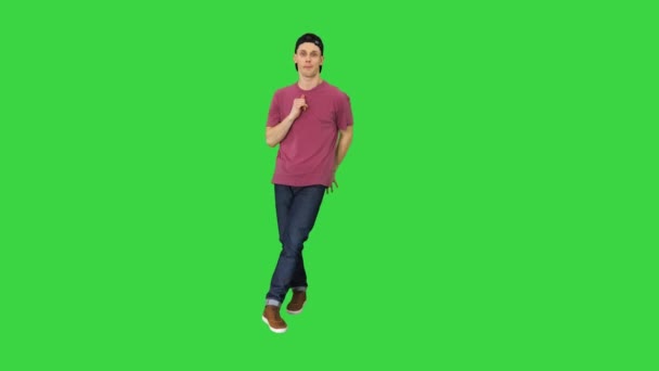 Hip-hop cara em um boné dançando em uma tela verde, Chroma Key. — Vídeo de Stock