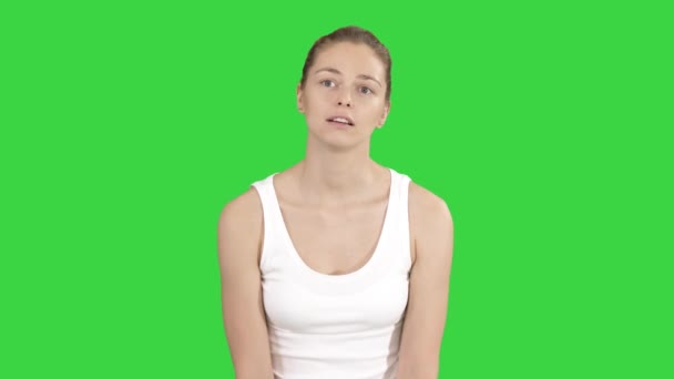 Ragazza sorridente che si riposa dopo l'allenamento yoga e parla con qualcuno su uno schermo verde, Chroma Key . — Video Stock