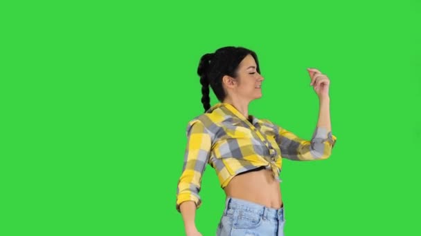 Прекрасна мила дівчина в джинсах шорти, кросівки, танцює на зеленому екрані, Chroma Key. — стокове відео