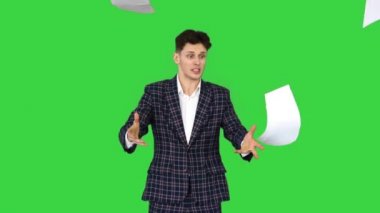 İşadamı yeşil ekranda mutlu bir şekilde dans ediyor, Chroma Key.