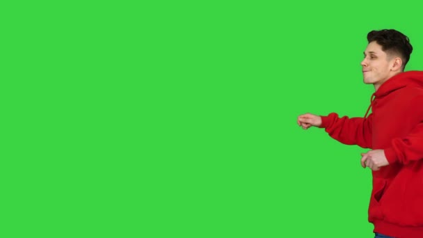 Hombre bailarín de moda caminando y bailando en una pantalla verde, Chroma Key. — Vídeo de stock