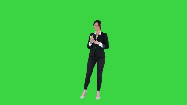 Σίγουρη και χαρούμενη νεαρή επιχειρηματίας που βάζει χρήματα στην τσέπη της και χορεύει μετά από αυτό σε μια πράσινη οθόνη, Chroma Key. — Αρχείο Βίντεο