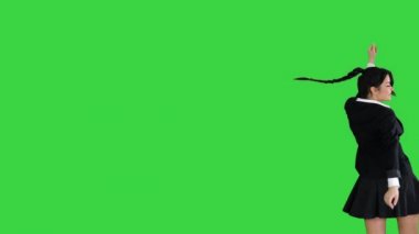 Yeşil Ekran 'da yürüyen ve dans eden aktif çekici kız, Chroma Key.