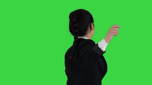 School meisje dansen op een groen scherm, Chroma Key. — Stockvideo