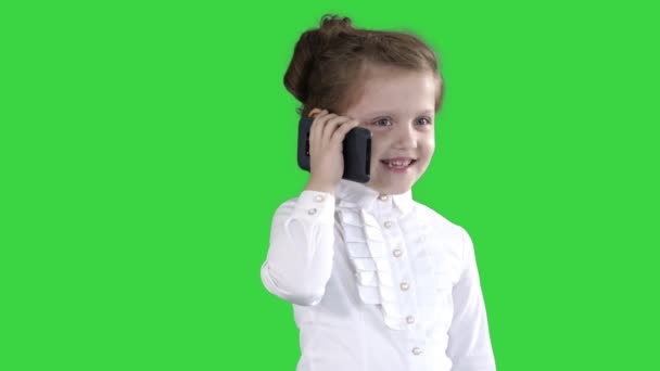 Krásná holčička, která mluvila po telefonu na zelené obrazovce, Chroma klávesa. — Stock video