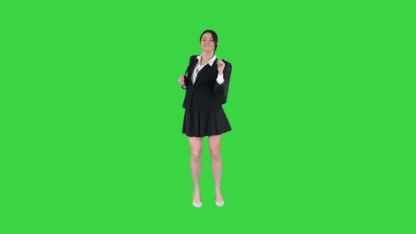 Mooi meisje met een rugzak dansen op een groen scherm, Chroma Key. — Stockvideo