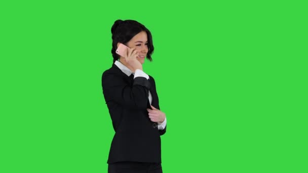 Επιχειρηματίας χορό γυναίκα μετά από μια επιτυχημένη κλήση σε μια πράσινη οθόνη, Chroma Key. — Αρχείο Βίντεο