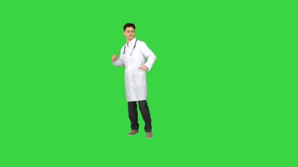 Médecin danseur a quelques nouvelles idées sur un écran vert, Chroma Key . — Video