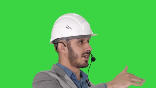 Architect inspecteert werk van kraan praten via Head Set, op een groen scherm, Chroma Key. — Stockvideo