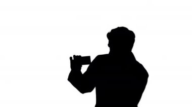 Siluet Genç doktor yeni haplar ve dans sunan.