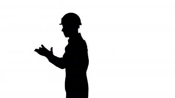 Silhouette Bauarbeiter macht einen Flip und faltet die Hände, die in die Kamera schauen. das beste Baukonzept. — Stockvideo