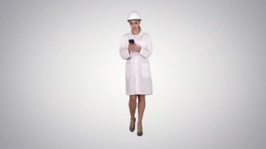 Bilim adamı gradyan arka planda Telefon Mesajı Kullanıyor.