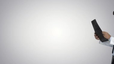 Beyaz labcoat sağlık personeli, x-Ray radyografik görüntü, ct taraması, MRI degrade arka plan üzerinde yürürken bakıyor.